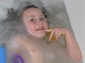 Yeyette dans son bain - 003 * 1024 x 768 * (104KB)